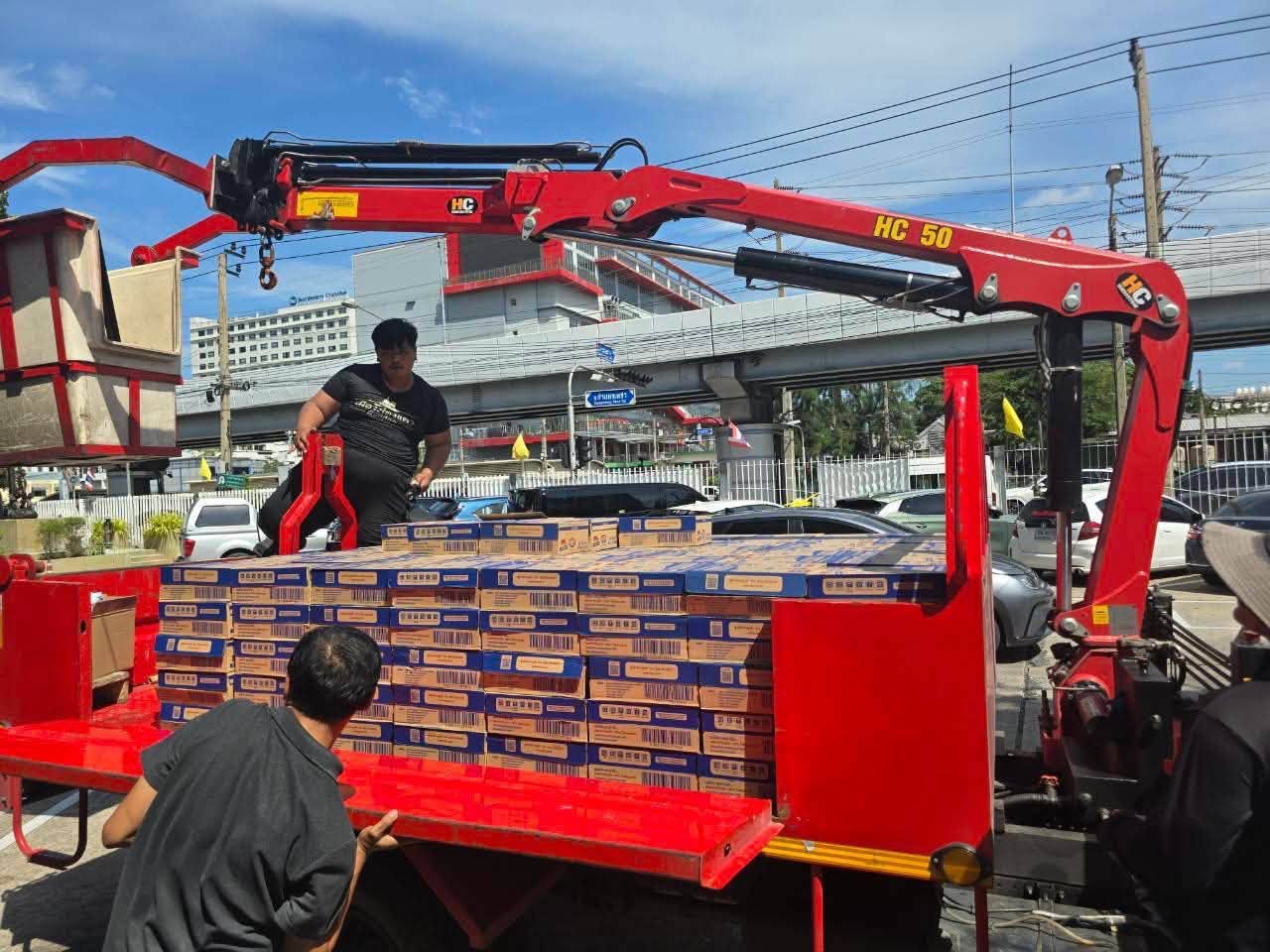 title - ส.ป.ก. ร่วมภารกิจขนส่ง “นม” UHT ไทย เดนมาร์ค จำนวน 6,000 กล่อง เพื่อช่วยเหลือประชาชนผู้ประสบภัยน้ำท่วมในพื้นที่กรุงเทพฯ และปริมณฑล